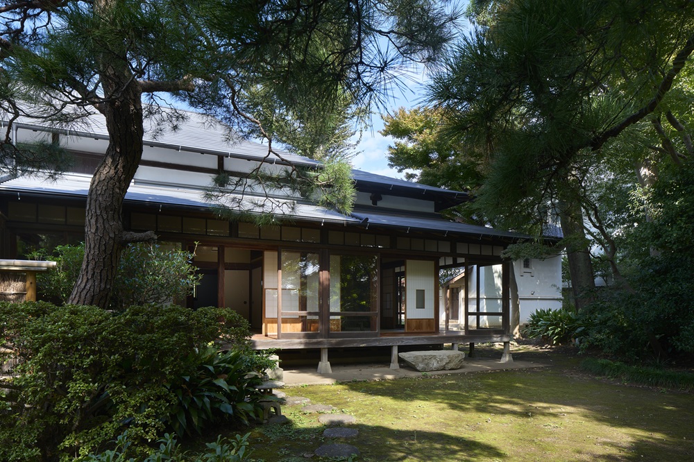 都内では希少な「引きの画」が撮れるゆとりある庭園と、自然光が美しく差し込む縁側。