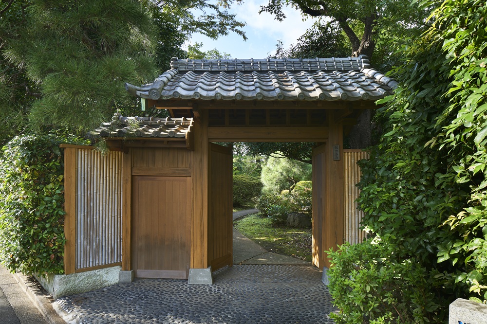 日本家屋の情緒が漂う、美しく整備された正門も完備。