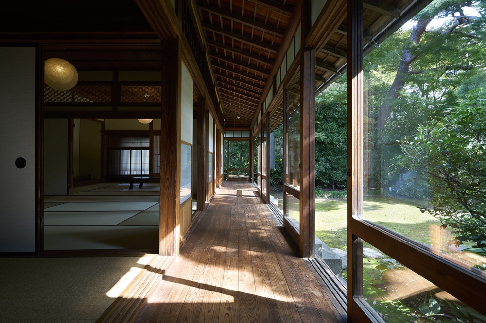 玄関から縁側へと続く古き良き日本家屋の風情を湛えた廊下には、柔らかな自然光が差し込みます。