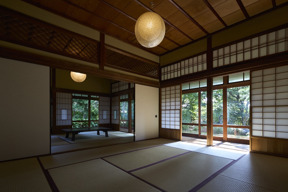 20畳以上の広々とした和室空間。大人数でのシーンや、ゆとりを持たせた構図の撮影に最適です。