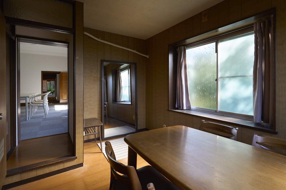 独立した控え室として衣装チェックやメイク直しに便利な小部屋もございます。