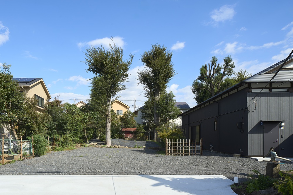 施設の裏手には、2トントラックやロケバスも駐車可能な広大なスペースを完備しております。