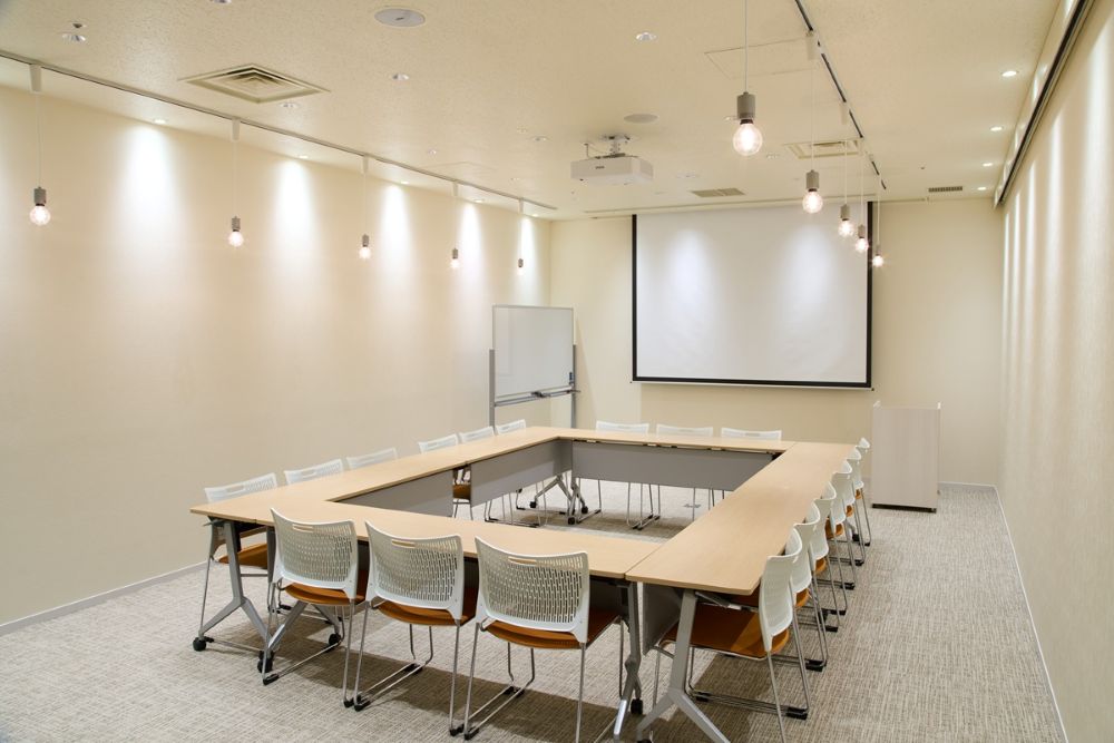 Room E（41㎡/ロの字形式18席）