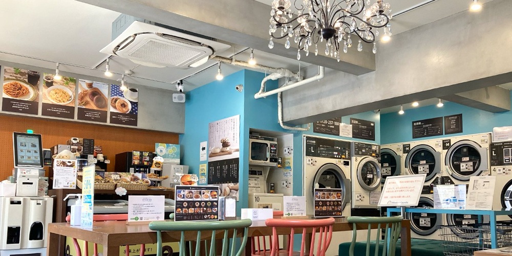 ランドリー機械には現在シールやPOPなどが張られています。