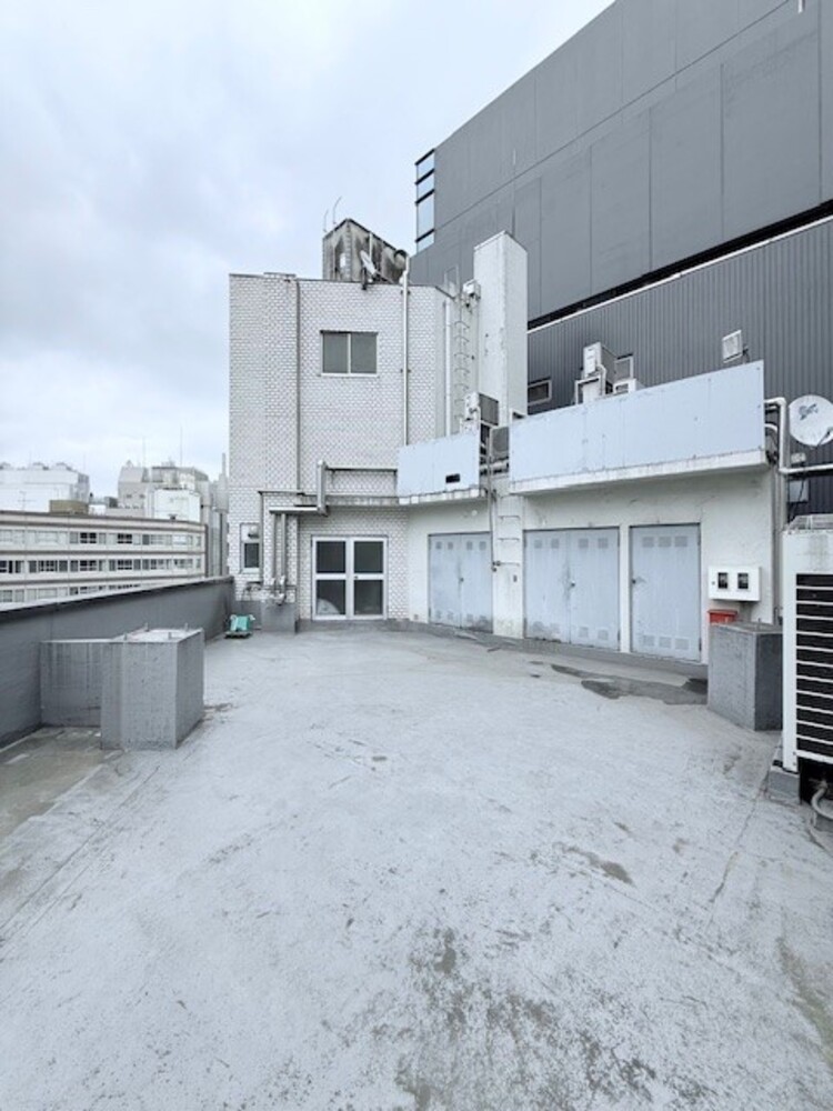 ９階：屋上デッキ（雑居ビル独特の味のある１００平米の屋上）