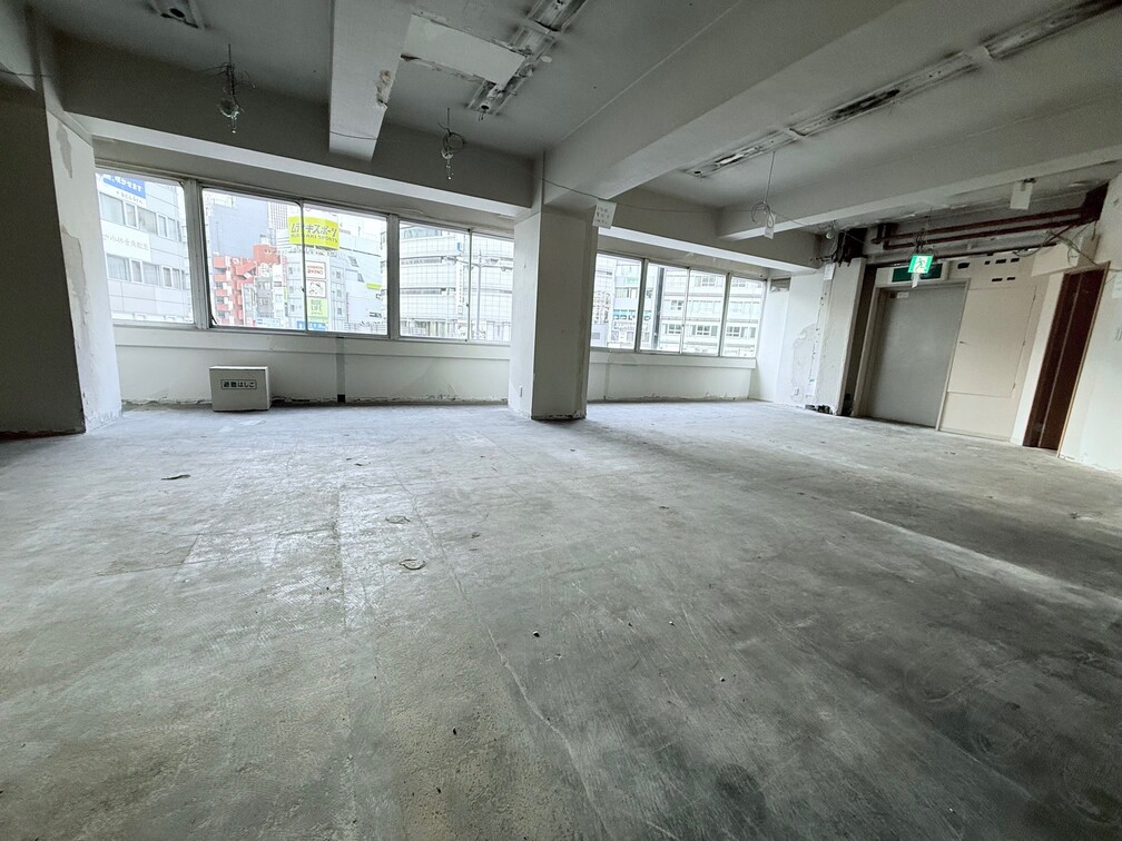 3階：執務室（スケルトン。トイレ・給湯器は正常に使用可能））