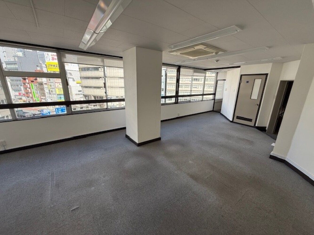 ６階：執務室（見晴らしの良いフロアー。控室での利用も可能。）