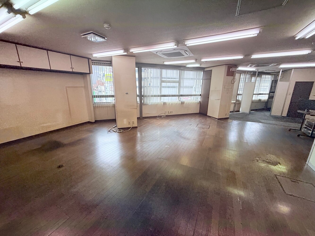 7階：執務室（ビンテージ感あるフローリングです）