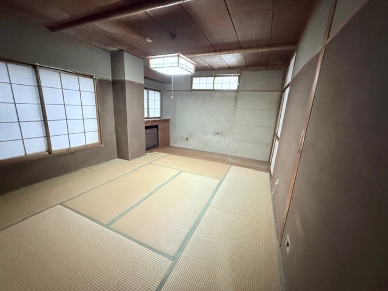 ８階：寝室・居間（広めの和室）