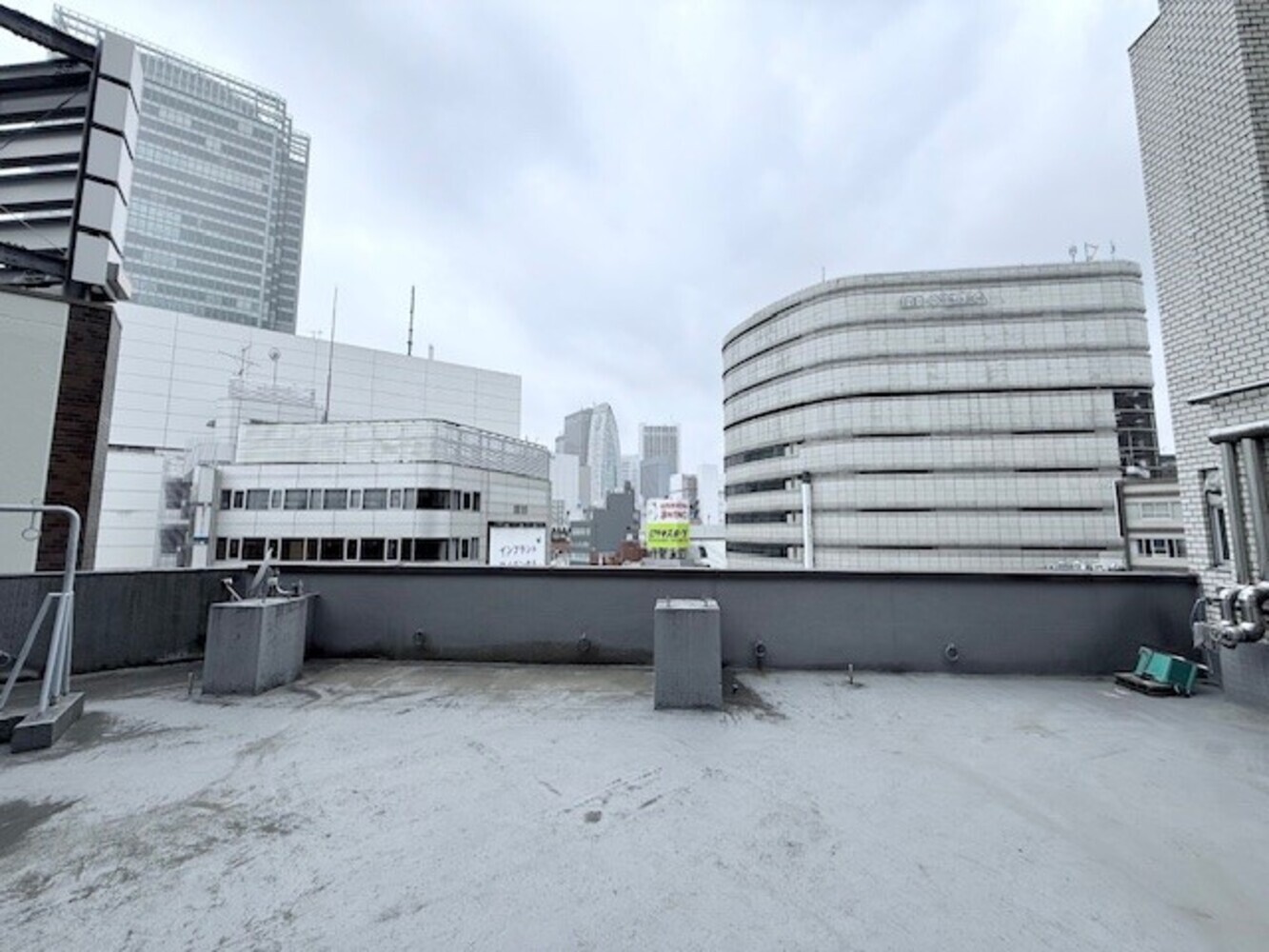 ９階：屋上(平日の撮影も可能。新宿4丁目交差点前の景色)