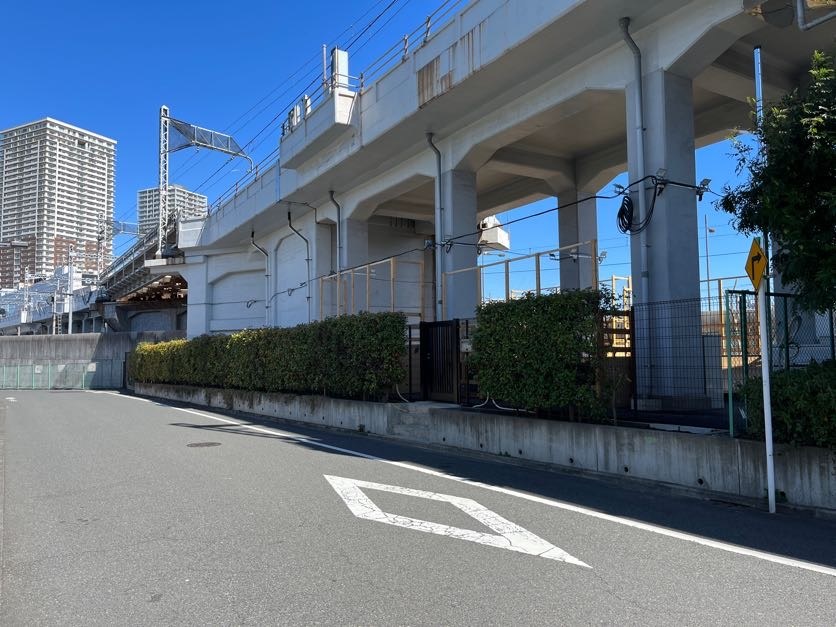 東京メトロ日比谷線高架下に広がる全体外観。道路に面しており、搬入・搬出もスムーズ。