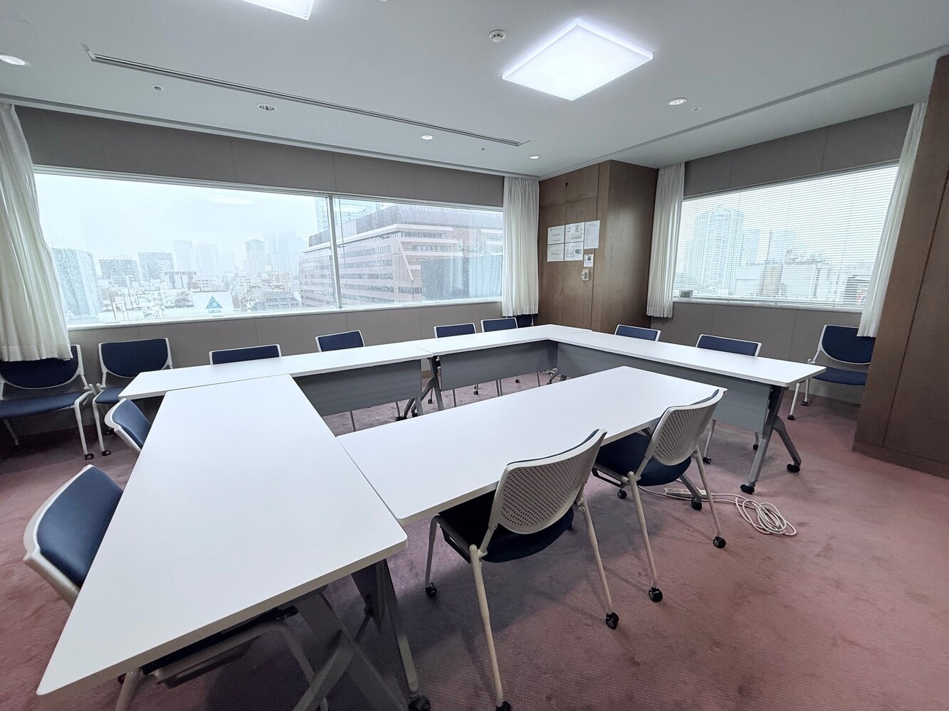 11階12階：会議室（右側の窓からは東京タワーが見えます。抜け感の良いお部屋です)