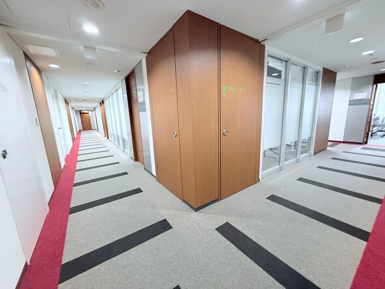 3階：ロの字廊下（ぐるっと1週出来る廊下。6名用や20名用くらいの会議室が15部屋用意