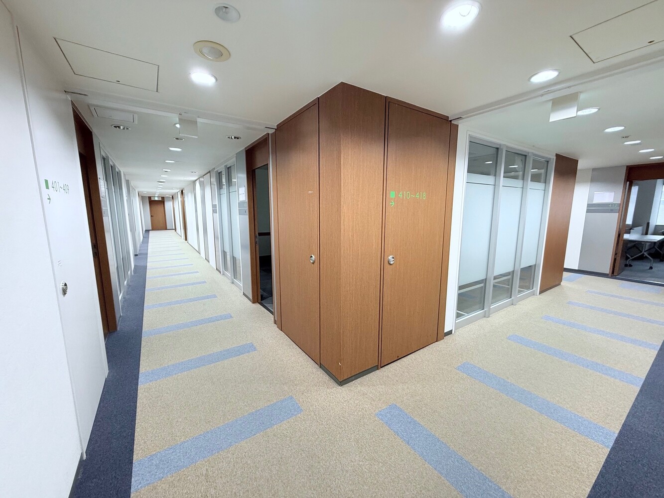 4階：L字廊下・会議室内はWi-Fi有りモニター・ホワイトボード・プロジェクターも利用可能です。