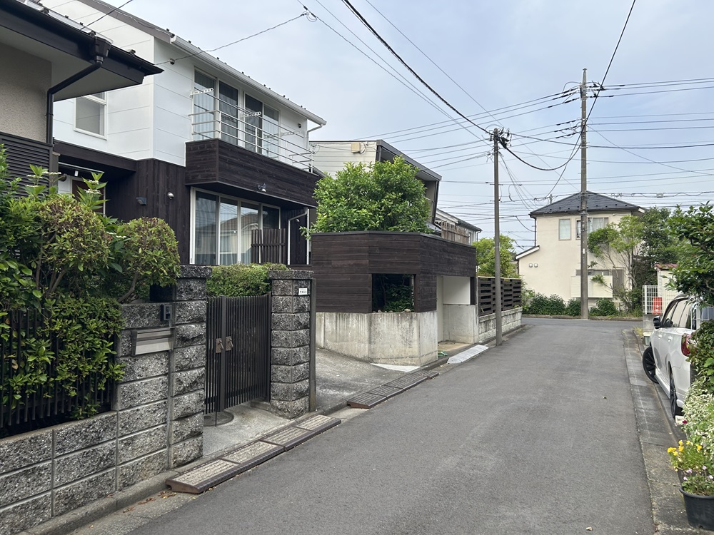 家前の道・東あて
