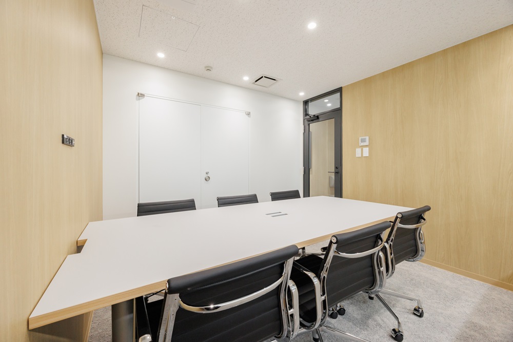 4階5階:会議室(各フロア1部屋設置。木の壁が落ち着いた会議室を演出しております) 4階5階:会議室(各フロア1部屋設置。木の壁が落ち着いた会議室を演出しております)