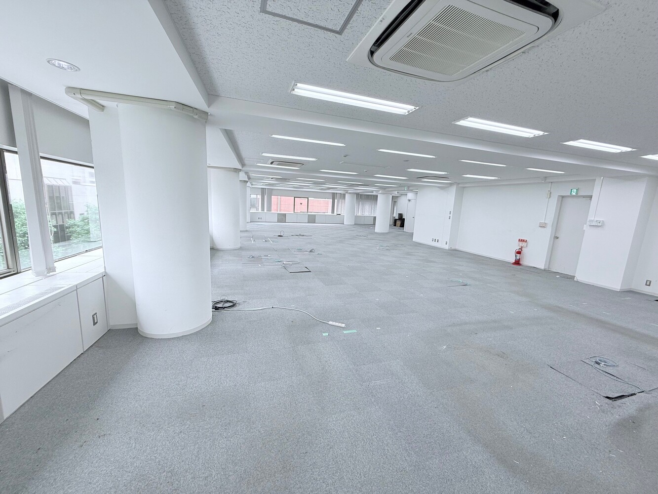 6階：執務室（260平米以上の広さ。L字の窓ガラスがあり明るいフロア）