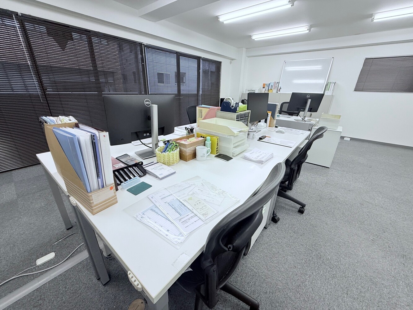 4階　執務室(ブラインドも設置。机椅子増やすことも可能。）