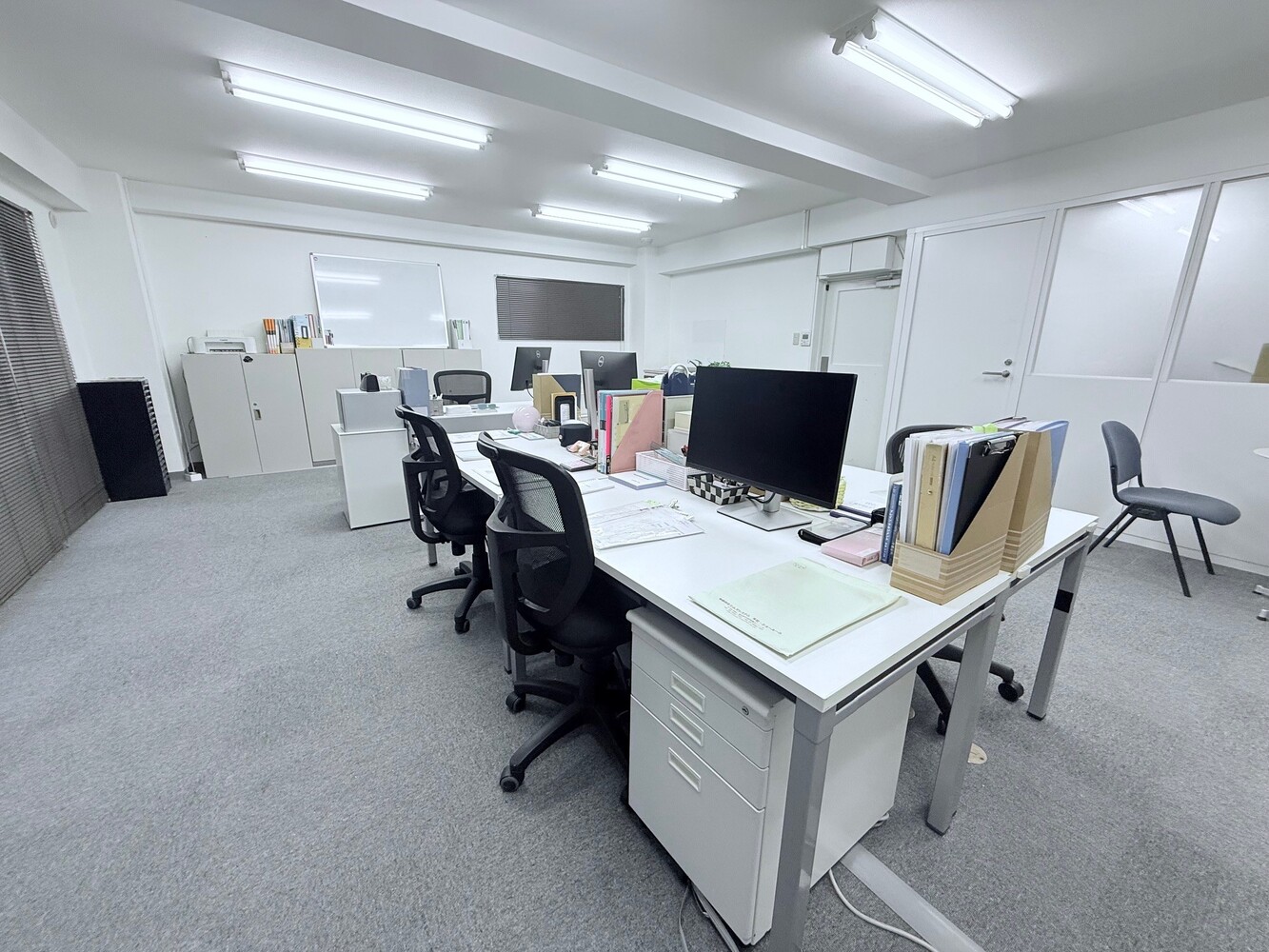 4階　執務室(モニターも設置。右手のガラスの向こうは社長室）