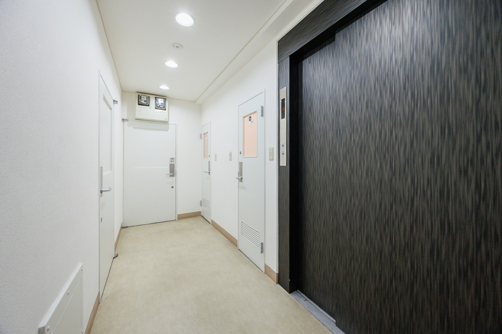 2階3階4階：エレベーター前のミニ廊下（平日でも終日利用可能）