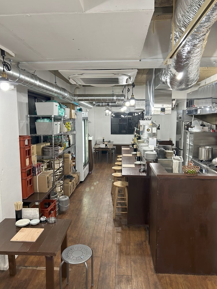 縦長の店内なので、入り口部分は4名席が2つあります。