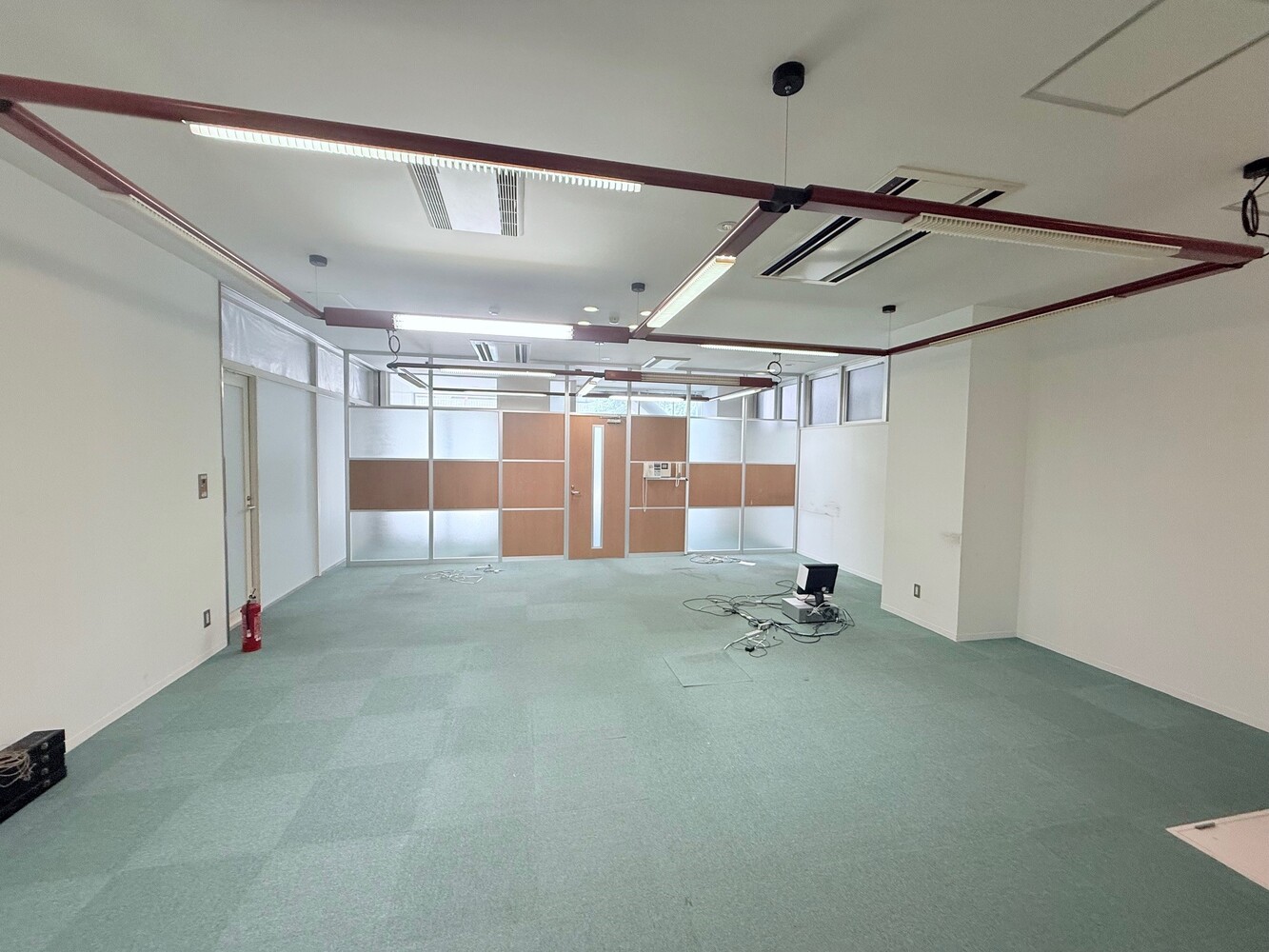 1階:執務室(特徴的な照明を設置。建て込み可能) 1階:執務室(特徴的な照明を設置。建て込み可能)
