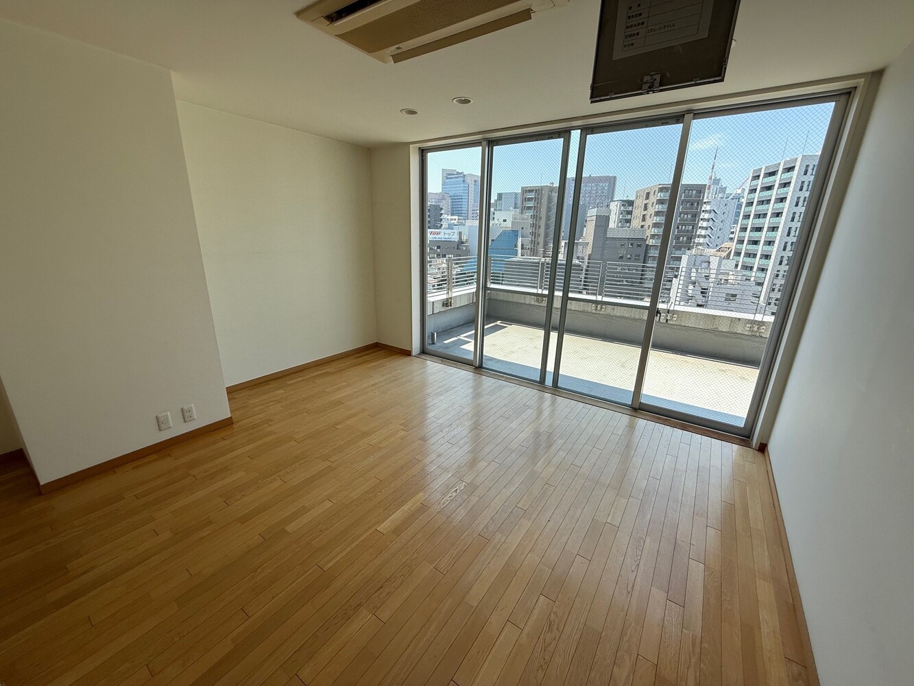 10階:寝室(木の温もりと自然光が良く入るお部屋) 10階:寝室(木の温もりと自然光が良く入るお部屋)