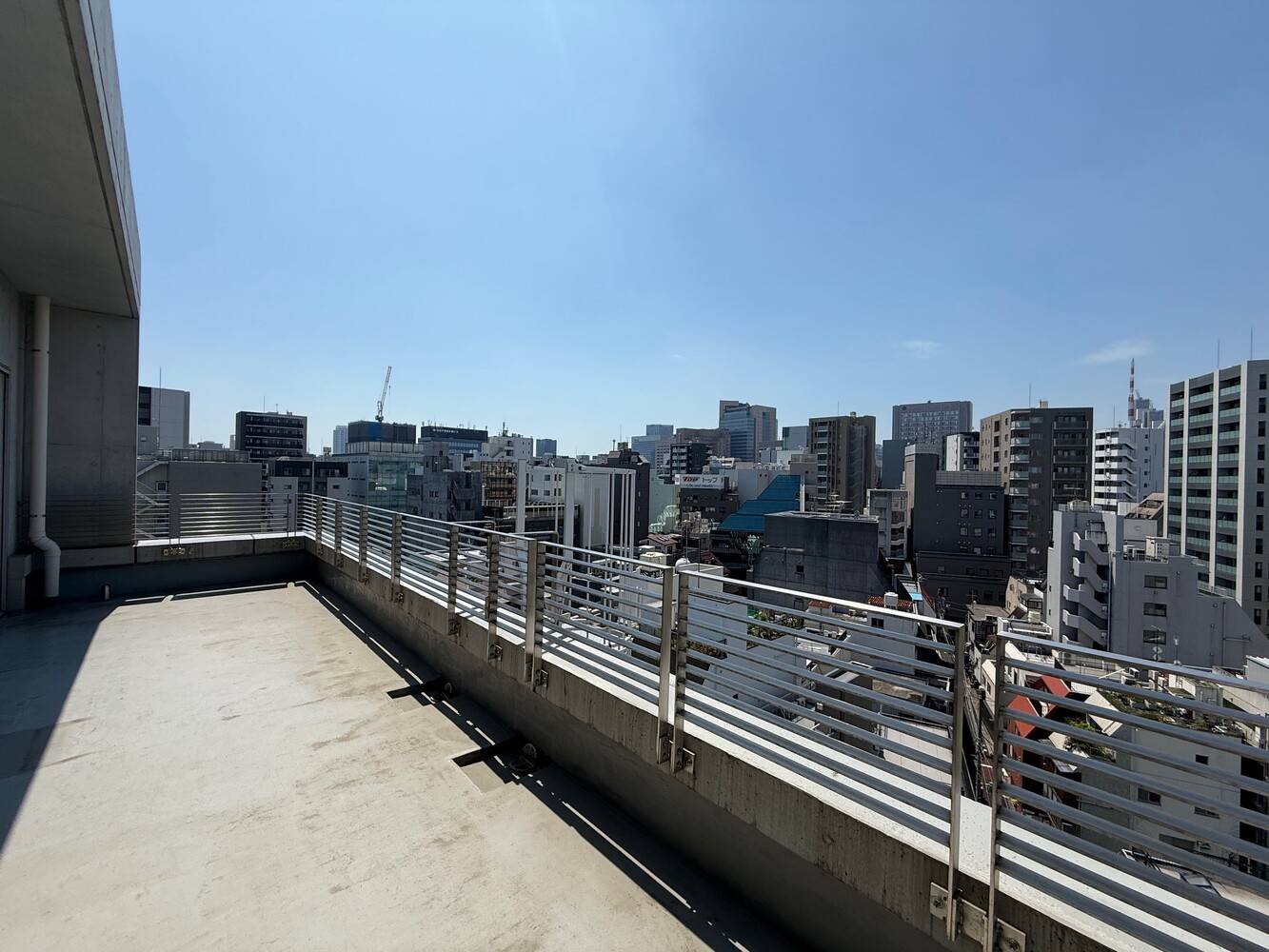 10階:ベランダ(広いベランダ。屋上も景色が良いですので、追加で使用可能です) 10階:ベランダ(広いベランダ。屋上も景色が良いですので、追加で使用可能です)