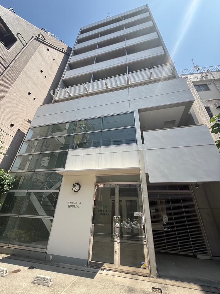外観(地下1階~10階までのデザインビル)