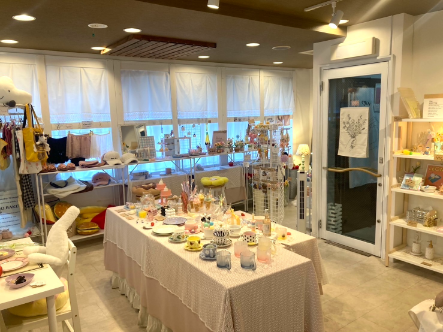 昼間ほんのり日差しの入る店内はレースのカーテンで優しくガード。