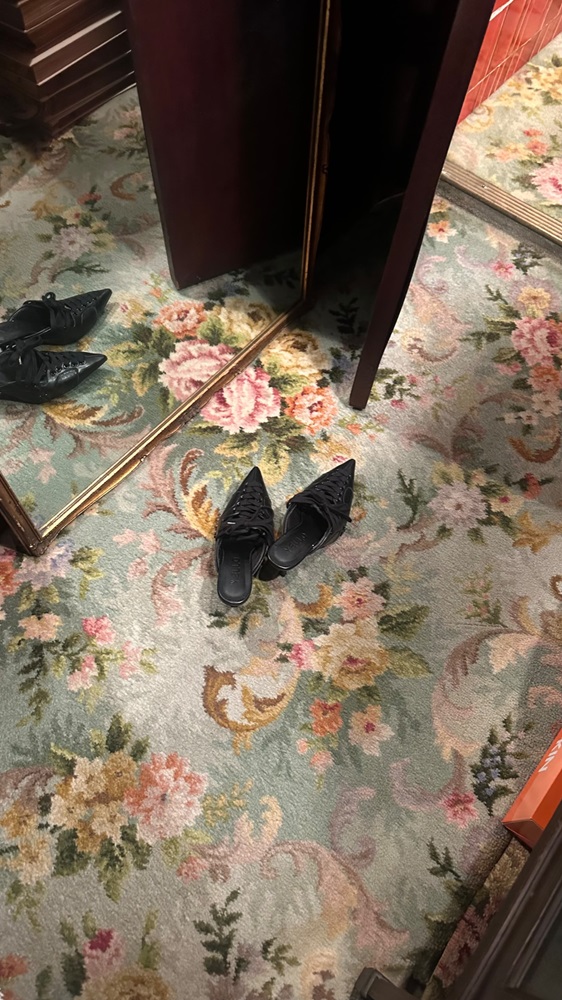 昭和に海外から仕入れた上質な絨毯と右上に映るのは全てタイルの豪勢なトイレです