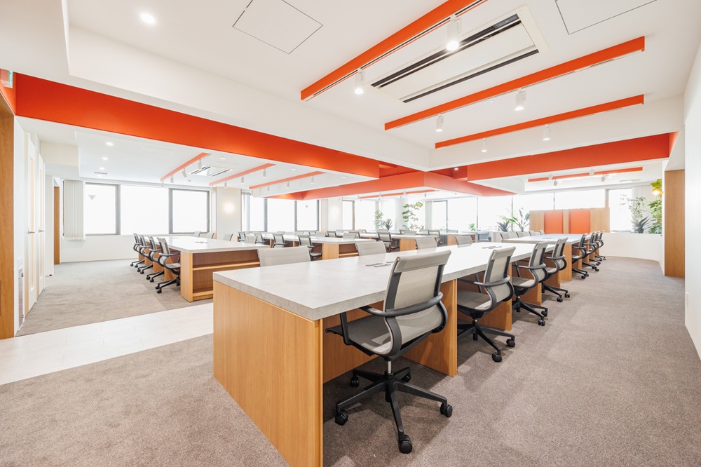 8階：執務室（L字の窓を設置により明るいフロア）