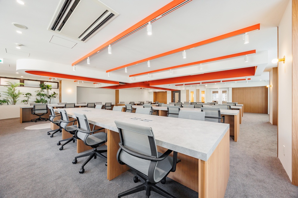 ８階：執務室（8名用オフィステーブル6台・椅子36脚設置済み）