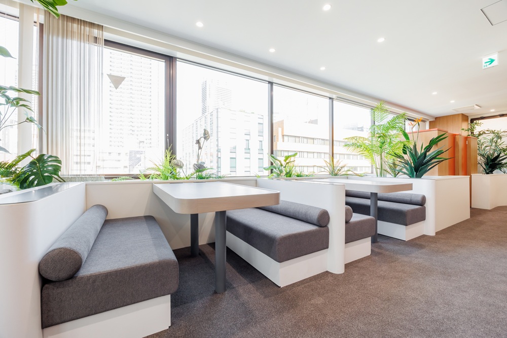 8階：窓際対面式ソファー設置（道路沿いのため抜け感も良く、植栽も設置）