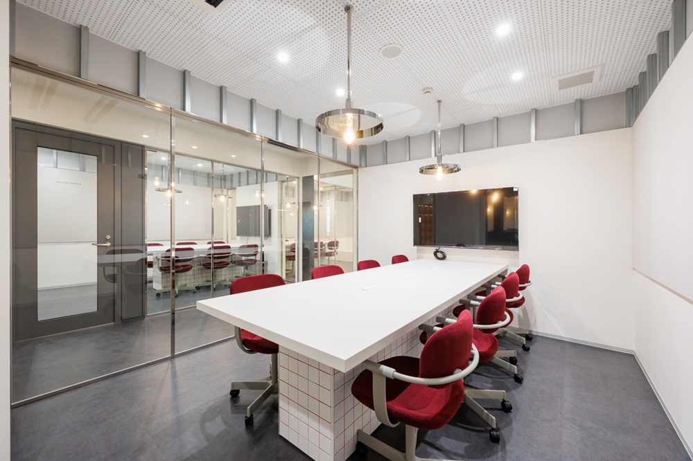 2階8階：会議室（3部屋設置8名用・6名用会議室）