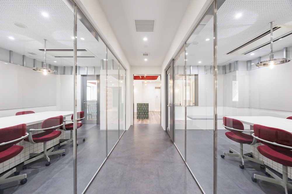 2階8階：ガラス張り会議室廊下（両面会議室のガラスの窓があるお洒落で珍しい廊下になります）