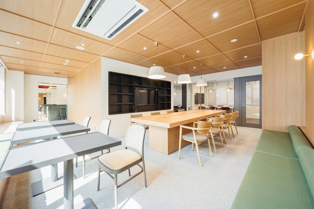 2階8階：ラウンジ（木目調のお洒落なラウンジ。家具・モニターも設置）