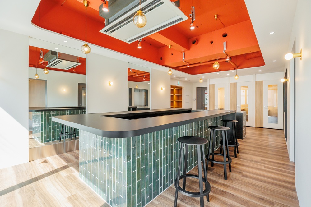 ２階８階：ラウンジ（コの字のハイカウンターも設置）