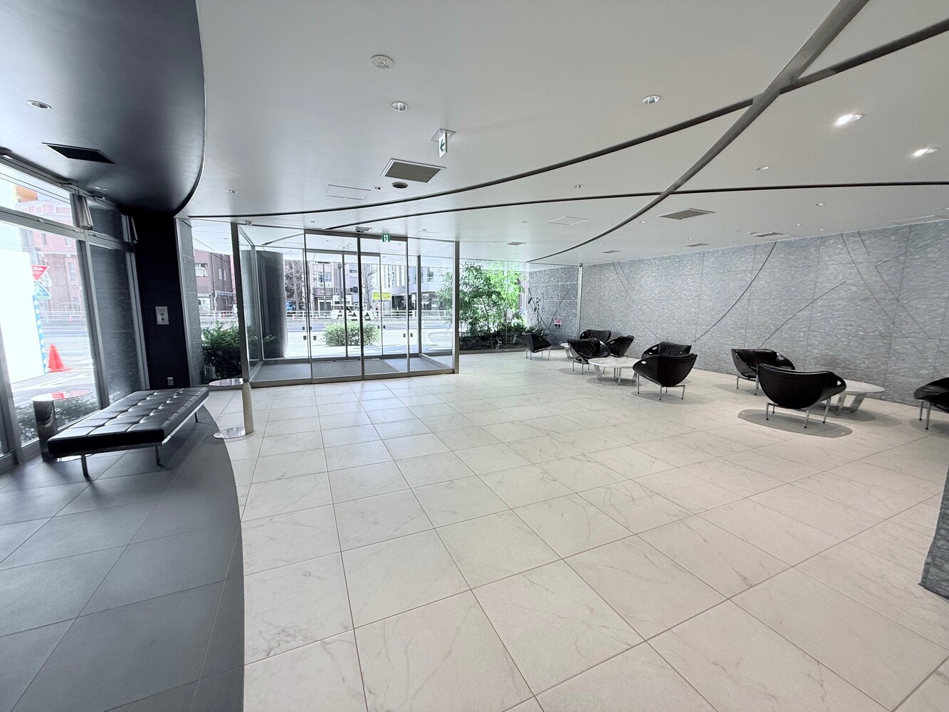 1階：エントランス周り（15０平米以上と広く、オフィス・マンション設定でも対応可能）