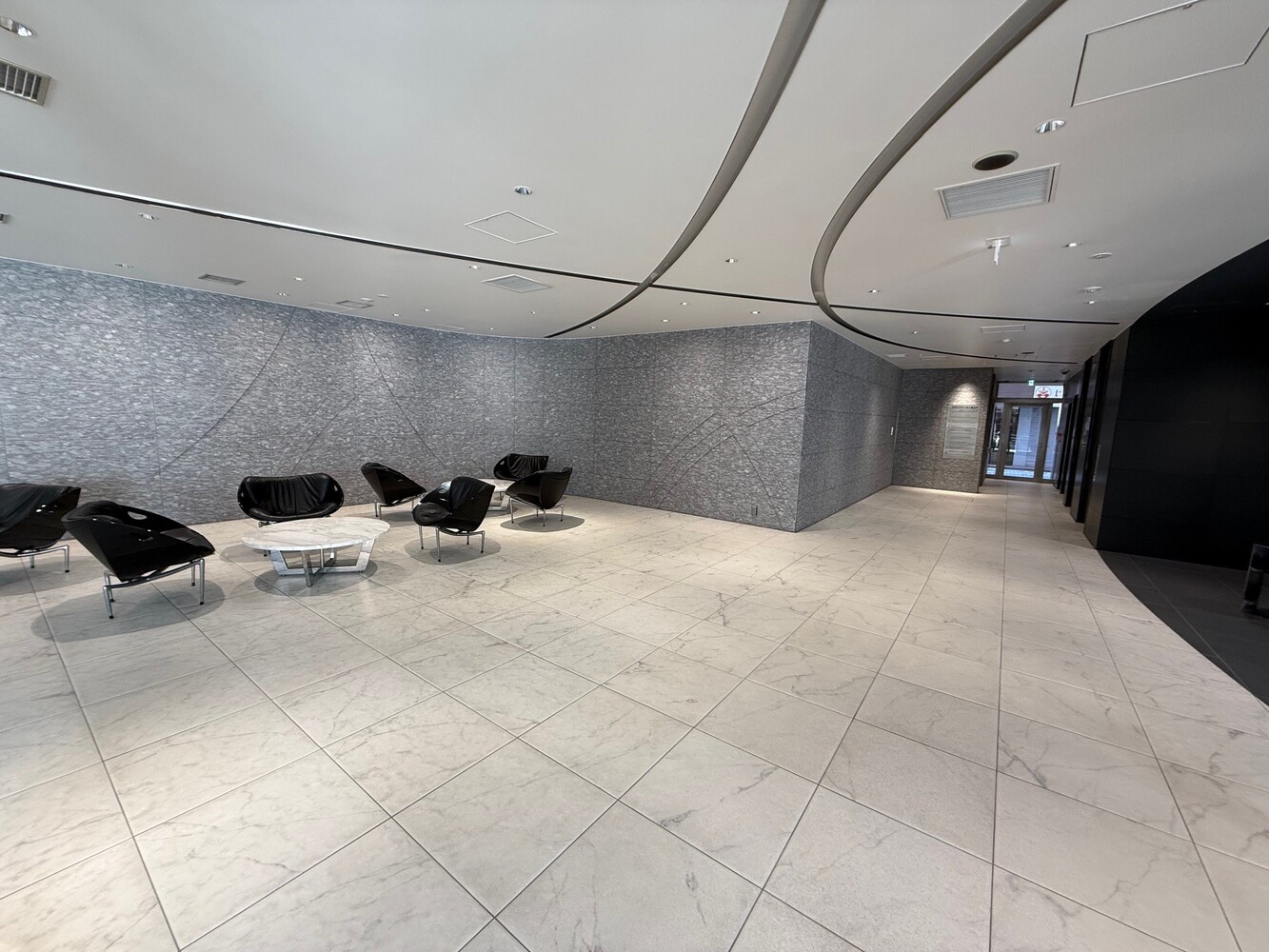 1階：エントランス・エレベーター前（土曜日・日曜日撮影可能）