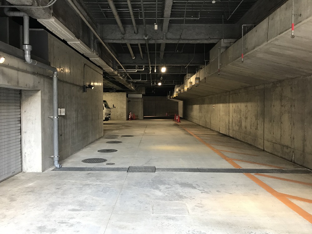 地下駐車場(大型車用エリア)