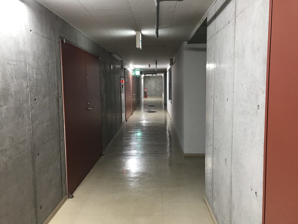 地下廊下(天井低め)