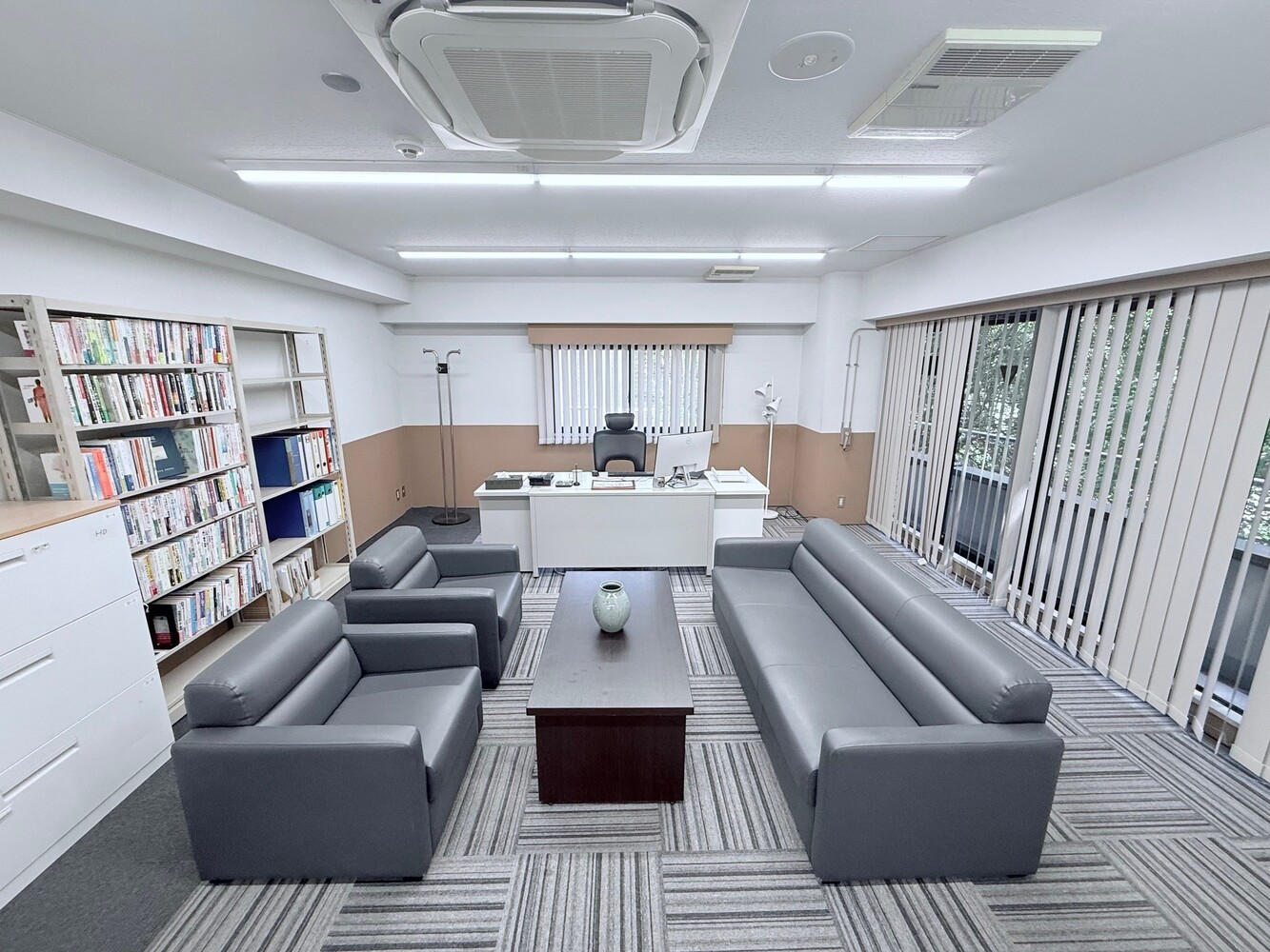 3階：社長室(緑が見えるお部屋。L字の窓の外はデッキ付き）