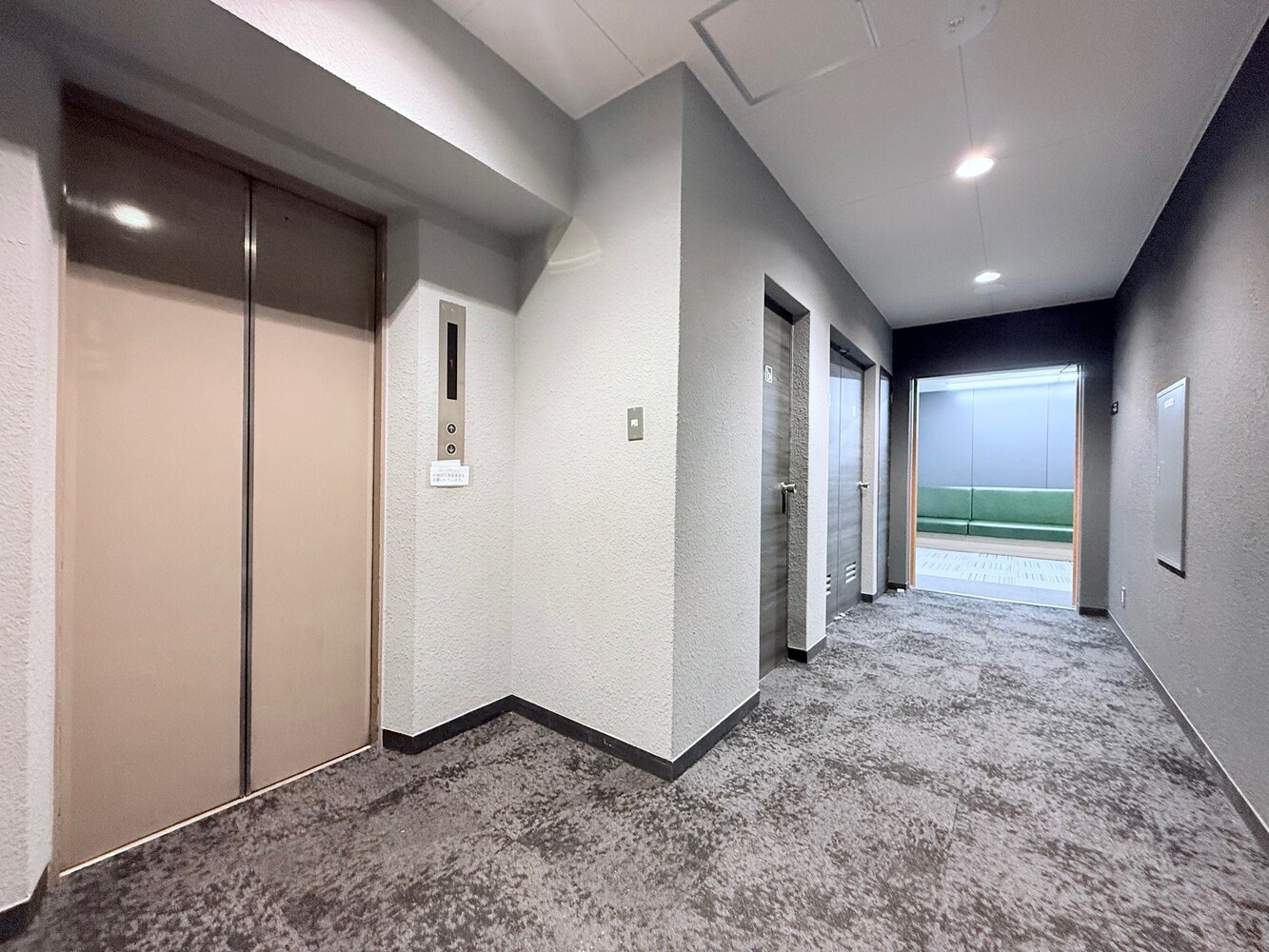 3階：エレベーター前（廊下のシーン。機材置き場での利用も可能）