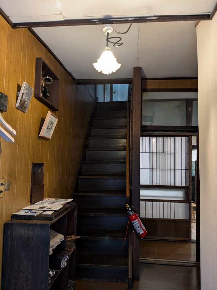 玄関を入ったところ、階段