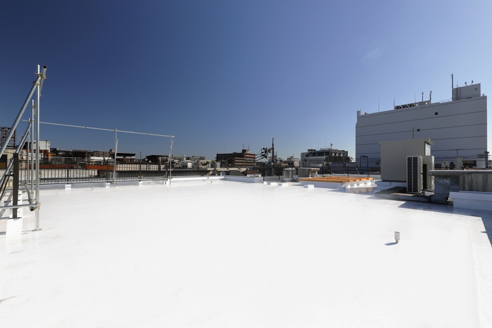 全面白い床の広さ約360㎡の屋上。周囲には高層の建築物が周囲に少なく、開放感がある抜けの良いロケーションです。 全面白い床の広さ約360㎡の屋上。周囲には高層の建築物が周囲に少なく、開放感がある抜けの良いロケーションです。
