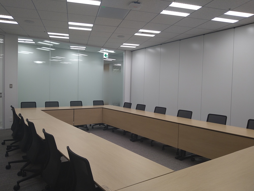 大会議室は2部屋あり、繋げて広々と使用することも可能です。