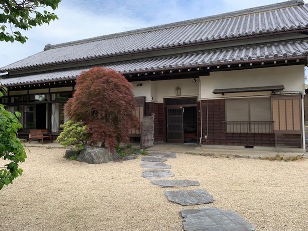 江戸時代後期に建てられた母屋です。