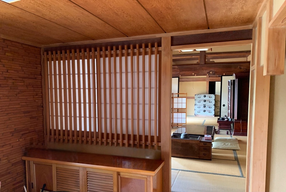 純和風の玄関から客間（12畳部屋の和室）をのぞみます。
