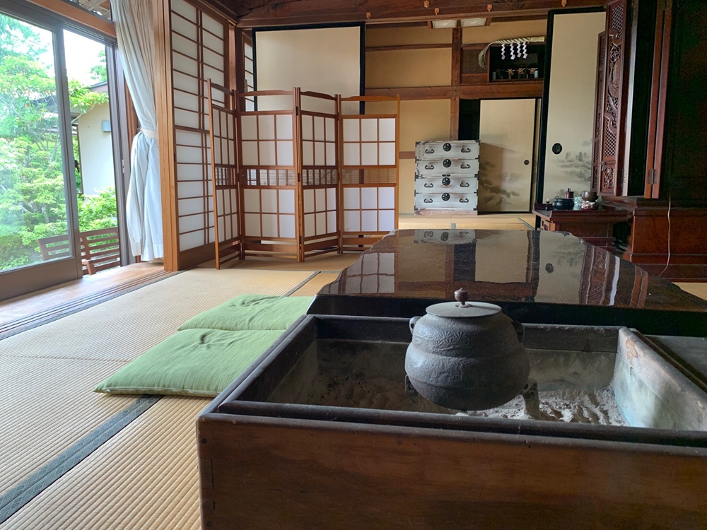 庭を望める12畳敷きの和室には、箱火鉢を大切に残してあります。